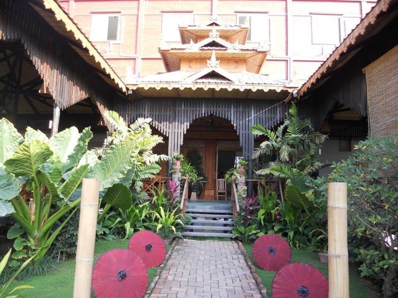 ア リトル ビット オブ マンダレー タバーン Bed & Breakfast エクステリア 写真
